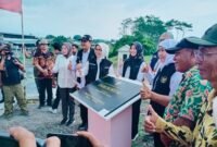 Gubernur Jatim Khofifah Indar parawangsa didampingi Bupati dan Wakil Bupati serta ketua DPRD Lumajang saat meresmikan Dam Boreng 