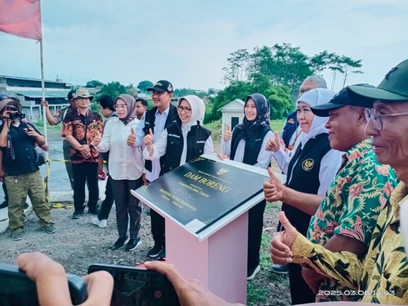 Gubernur Jatim Khofifah Indar parawangsa didampingi Bupati dan Wakil Bupati serta ketua DPRD Lumajang saat meresmikan Dam Boreng 