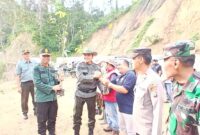 ADM Perhutani KPH Probolinggo H. Misbahul Munir, S.Hut  saat menyerahkan bibit pohon mahoni kepada ketua PWI Lumajang