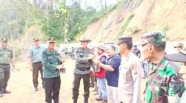 ADM Perhutani KPH Probolinggo H. Misbahul Munir, S.Hut  saat menyerahkan bibit pohon mahoni kepada ketua PWI Lumajang