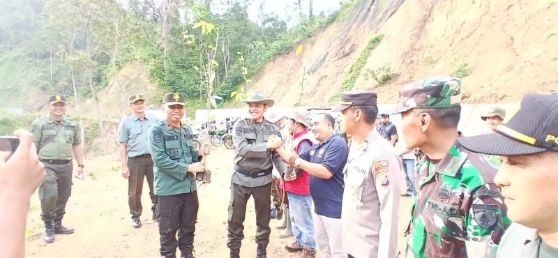 ADM Perhutani KPH Probolinggo H. Misbahul Munir, S.Hut saat menyerahkan bibit pohon mahoni kepada ketua PWI Lumajang