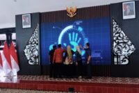 Bupati Lumajang Ir. Hj. Indah Amperawati, M.SI didampingi Wabup Yudha Adhi Kusuma, SH ketika melaunching aplikasi Sambat Bunda