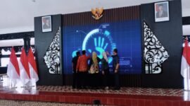 Bupati Lumajang Ir. Hj. Indah Amperawati, M.SI didampingi Wabup Yudha Adhi Kusuma, SH ketika melaunching aplikasi Sambat Bunda