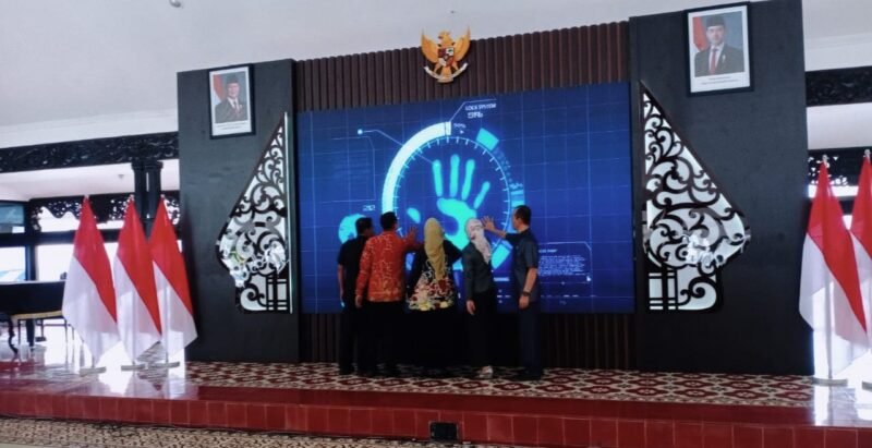 Bupati Lumajang Ir. Hj. Indah Amperawati, M.SI didampingi Wabup Yudha Adhi Kusuma, SH ketika melaunching aplikasi Sambat Bunda