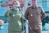 Bupati Lumajang Ir. Hj. Indah Amperawati, M.Si didampingi Wakil Bupati Yudha Adji Kusuma, SH saat pimpin apel 