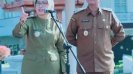 Bupati Lumajang Ir. Hj. Indah Amperawati, M.Si didampingi Wakil Bupati Yudha Adji Kusuma, SH saat pimpin apel 