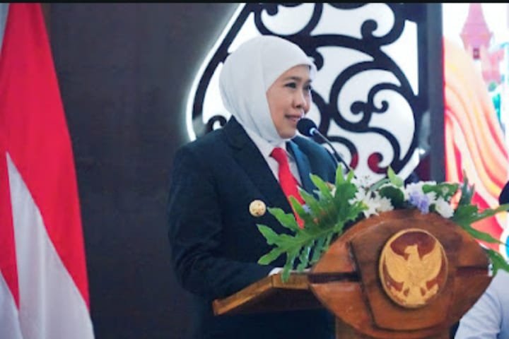 Gubernur Jatim Khofifah Indar Parawangsa saat memberikan sambutan diacara Sertijab Bupati dan Wakil Bupati Lumajang