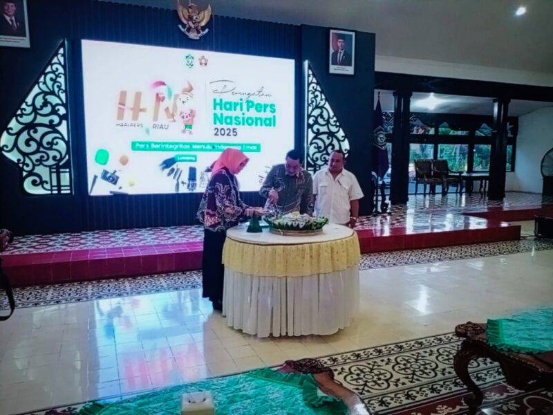 Bupati Lumajang Ir. Indah Amperawati, M.Si saat potong tumpeng HPN didampingi Wakil Bupati dan Ketua PWI Lumajang