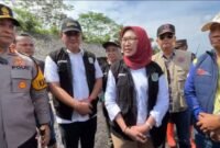 Bupati Lumajang Ir. Hj. Indah Amperawati, M.SI saat tinjau lokasi lahar dingin semeru 