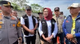 Bupati Lumajang Ir. Hj. Indah Amperawati, M.SI saat tinjau lokasi lahar dingin semeru 
