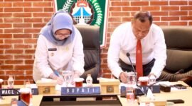 Bupati Lumajang saat menandatangani perjanjian kerja sama bantuan hukum