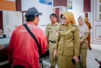 Bupati Lumajang saat sidak di Dispendukcapil
