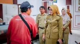 Bupati Lumajang saat sidak di Dispendukcapil