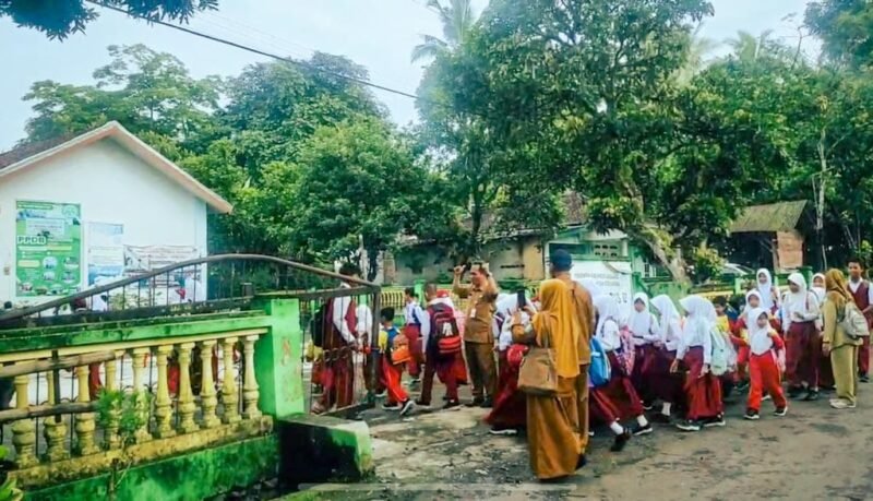 Peserta didik SD Negeri 02 Kudus kembali bersekolah