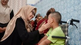 Bupati Lumajang Ir. HJ. Indah Amperawati, M.Si saat mengunjungi Adam anak berkebutuhan khusus