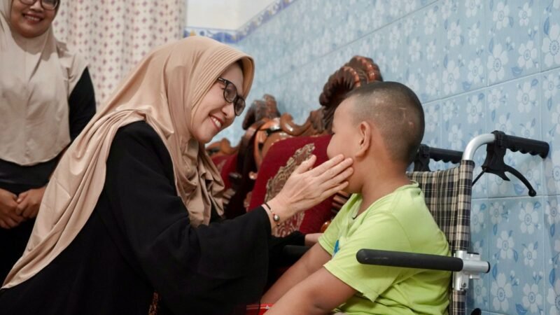 Bupati Lumajang Ir. HJ. Indah Amperawati, M.Si saat mengunjungi Adam anak berkebutuhan khusus