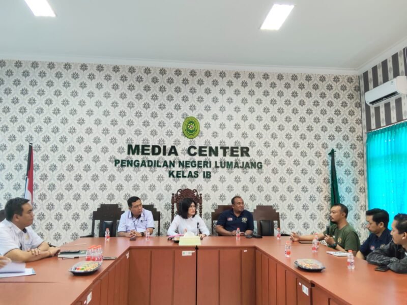 Ketua Pengadilan Negeri Lumajang Redite Ika Septina, SH.,MH saat memberikan sambutan