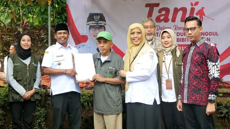 Asisten perekonomian dan pembangunan Setda Lumajang Hari Susiati 