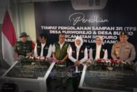 Gubernur Jatim saat meresmikan TPSR di Desa Purworejo