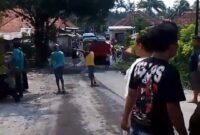 warga yang melakukan penghadangan terhadap mobil polisi