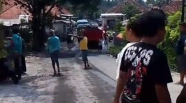 warga yang melakukan penghadangan terhadap mobil polisi