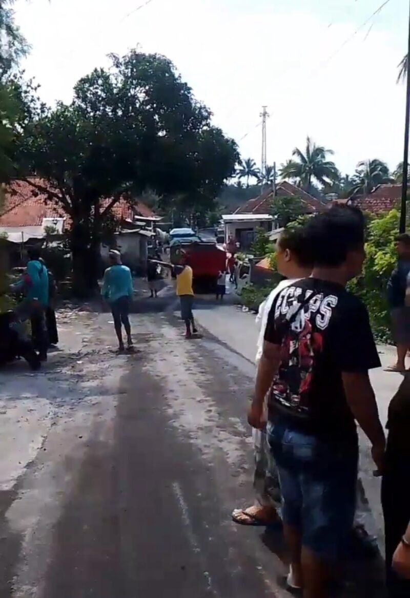 warga yang melakukan penghadangan terhadap mobil polisi