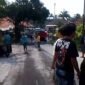 warga yang melakukan penghadangan terhadap mobil polisi