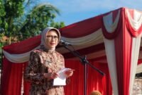 Bupati Lumajang Ir. Hj. Indah Amperawati, M.Si saat memberikan sambutan Hardiknas di Stadion Klakah