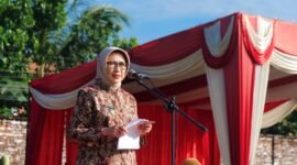 Bupati Lumajang Ir. Hj. Indah Amperawati, M.Si saat memberikan sambutan Hardiknas di Stadion Klakah