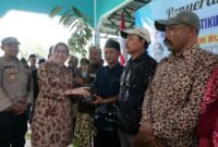 Bupati Lumajang Ir. Hj. Indah Amperawati, M.Si saat menyerahkan bibit durian secara simbolis kepada kelompok tani Ranuyoso