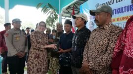 Bupati Lumajang Ir. Hj. Indah Amperawati, M.Si saat menyerahkan bibit durian secara simbolis kepada kelompok tani Ranuyoso