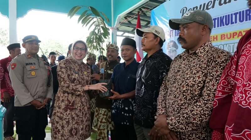 Bupati Lumajang Ir. Hj. Indah Amperawati, M.Si saat menyerahkan bibit durian secara simbolis kepada kelompok tani Ranuyoso