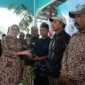 Bupati Lumajang Ir. Hj. Indah Amperawati, M.Si saat menyerahkan bibit durian secara simbolis kepada kelompok tani Ranuyoso