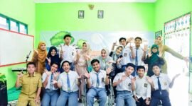 Ketua PKK Lumajang Dewi Natalia Yudha Aji Kusuma saat foto bersama para siswa  SLB 