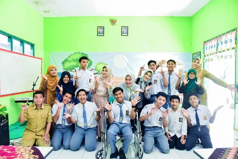 Ketua PKK Lumajang Dewi Natalia Yudha Aji Kusuma saat foto bersama para siswa  SLB 