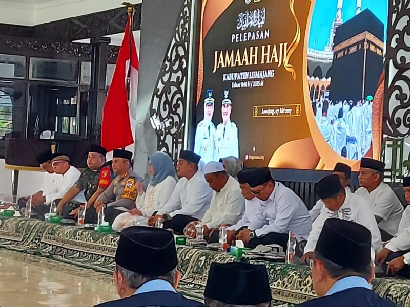 Bupati Lumajang saat memberikan sambutan pelepasan calon jamaah haji