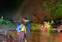 Petugas gabungan saat melakukan evakuasi material longsor