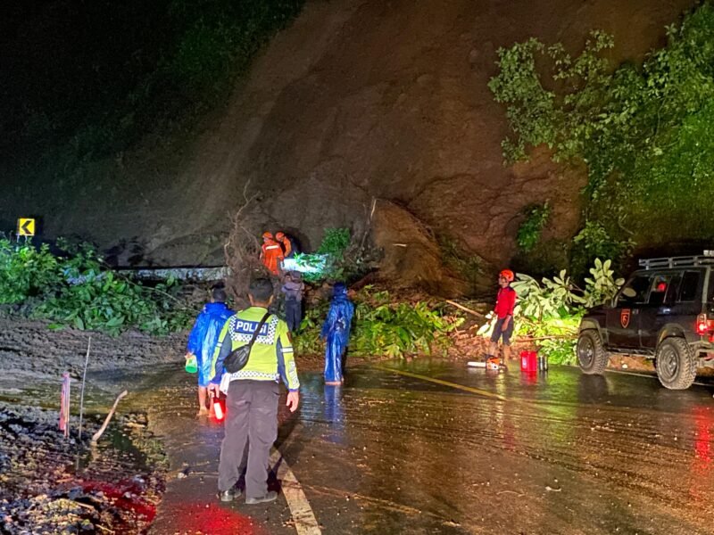 Petugas gabungan saat melakukan evakuasi material longsor