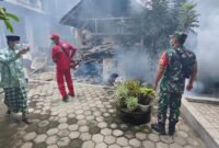 petugas saat melakukan pengasapan di lingkungan pondok pesantren