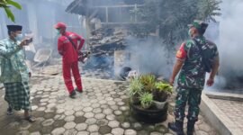 petugas saat melakukan pengasapan di lingkungan pondok pesantren