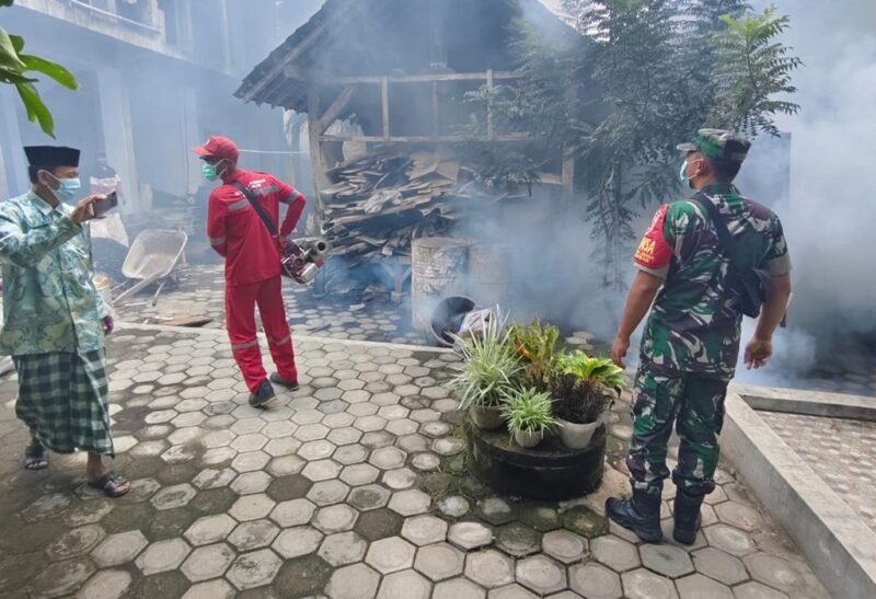 petugas saat melakukan pengasapan di lingkungan pondok pesantren