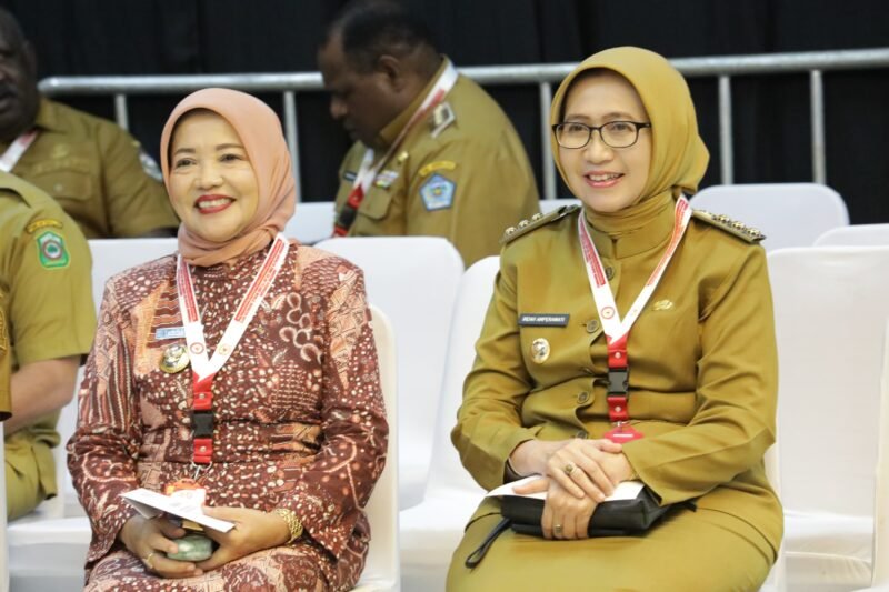 Bupati Lumajang Ir. Hj. Indah Amperawati, M.Si saat mengikuti sarasehan