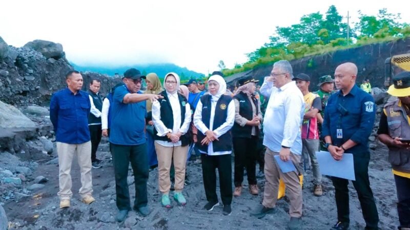 Gubernur Jatim didampingi Bupati Lumajang saat melihat kondisi tanggul yang rusak 