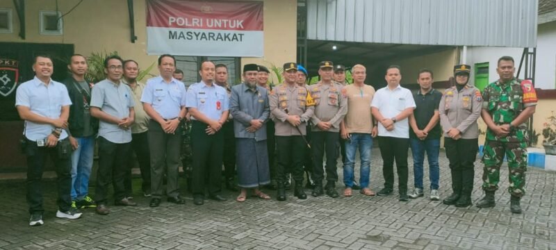 Kapolres Lumajang AKBP Alex Sandy Siregar, S.IK., SH., MH saat foto bersama forkopimca Tekung
