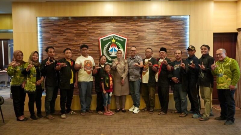 Bupati Lumajang bersama para seniman