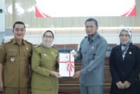 Bupati Lumajang saat menyerahkan nota penjelasan atas  Raperda Perubahan APBD  kepada Wakil Ketua DPRD 