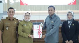 Bupati Lumajang saat menyerahkan nota penjelasan atas  Raperda Perubahan APBD  kepada Wakil Ketua DPRD 