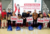 Bupati Lumajang saat menyerahkan CSR kepada 300 balita 