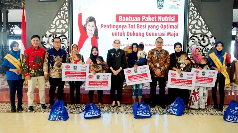 Bupati Lumajang saat menyerahkan CSR kepada 300 balita 