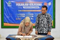 Plt Direktur Perumdam Tirta Mahameru Khoirul Anam bersama salah satu pemimpin developer